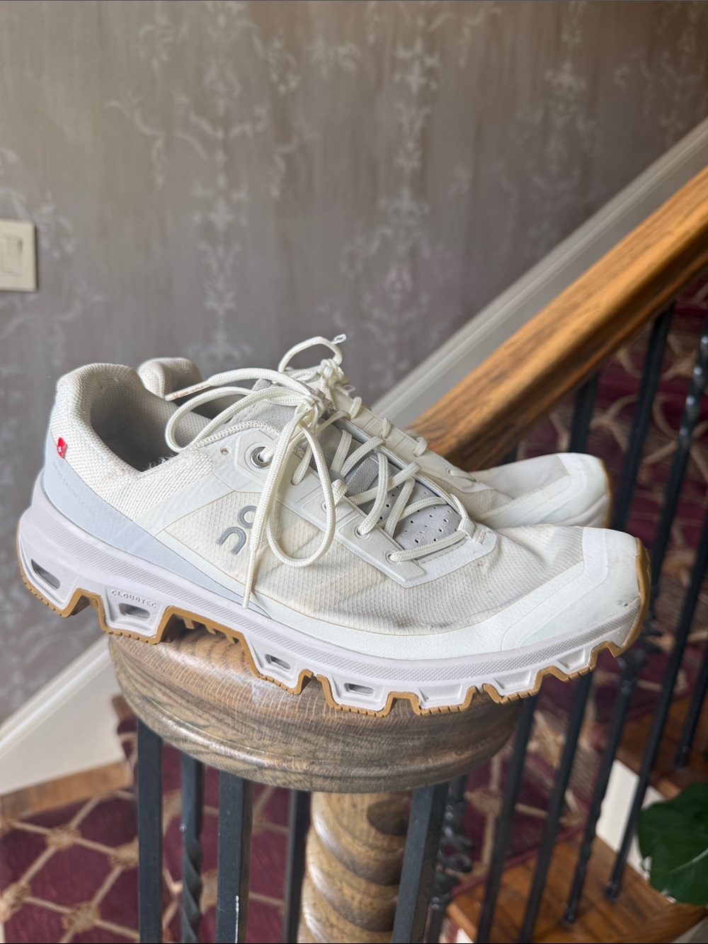 ON CLOUD RUNNING CLOUDVENTURE ladies, white sneaker size 8 1/2 very good cond - Picture 9 of 9
